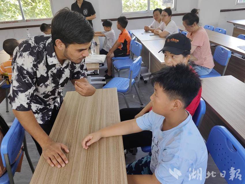 爱心英语角进社区，共育成长新希望.docx