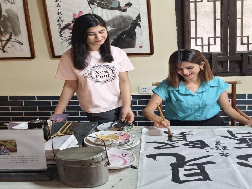 20240805“红绿蓝”三原色 绘出“七彩假期”————蒲公英实践队暑期实践纪实二(通讯员:张淑怡、卢梦).docx