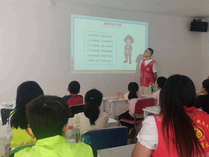 20240805“红绿蓝”三原色 绘出“七彩假期”————蒲公英实践队暑期实践纪实二(通讯员:张淑怡、卢梦).docx